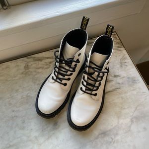 Dr. Martens Boot in White